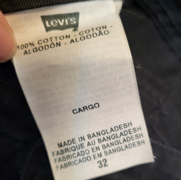 Levi's Black Cargo Shorts Relaxed Fit - Size 32 - Picture 3 of 3